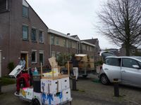 Vrijwilligers van het DoorGeefLuik verhuizen spullen aan de Zilverschoonhof.